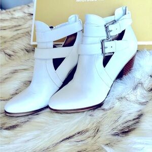 🦋Michael, Michael Kors💙OPTIC WHITE SHOE BOOTS. 💙🦋🦋🦋🌈LEATHER🦋